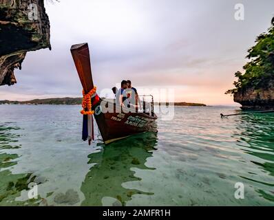 Phi Phi Island, Thailandia - 24 novembre 2019: Barche tradizionali a coda lunga parcheggiate a Monkey Beach nelle Isole Phi Phi, Thailandia. Foto Stock