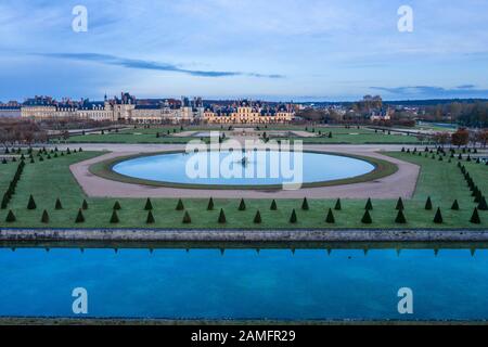 Francia, Senna e Marna, Fontainebleau, parco e Chateau Royal de Fontainebleau elencati come Patrimonio Mondiale dall'UNESCO, il Rond d'eau (vista aerea) // fra Foto Stock