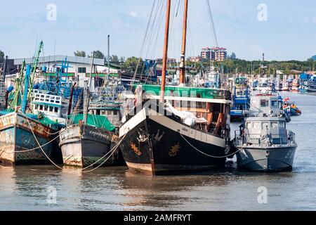 Phuket, Thailandia - 26 novembre 2019: Navi da carico e passeggeri parcheggiate al porto di Rassada nel molo di Phuket. Foto Stock