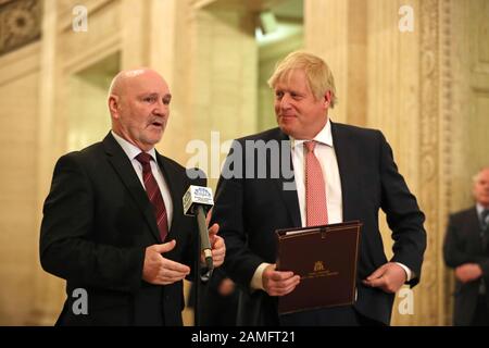 Relatore dell'Assemblea dell'Irlanda del Nord, Alex Maskey (a sinistra) e primo ministro Boris Johnson (a destra), parlando negli Edifici del Parlamento, Stormont, Belfast. Foto Stock