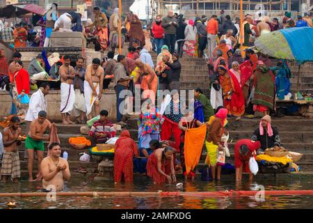 Varanasi, INDIA, 18 GENNAIO 2019 : bagno tradizionale del fiume Gange e rituale indù all'alba lungo i Ghats di Varanasi Foto Stock