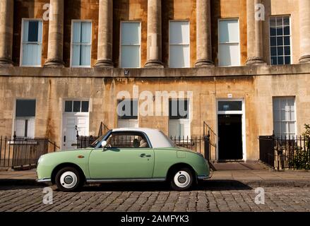 Nissan Figaro verde a Bath, Regno Unito Foto Stock