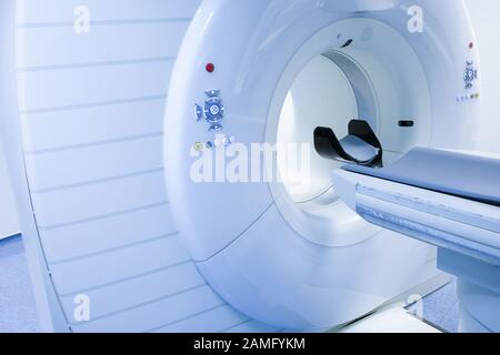 CT (tomografia computerizzata) scanner nel laboratorio dell'ospedale. La cura della salute, tecnologia medica, apparecchiature hi-tech e concetto di diagnosi con copia spazio. Foto Stock