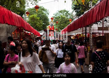 Una strada trafficata lungo Waterloo Street per la preparazione del Capodanno Cinese. Un alto Dio della fortuna è nel mezzo della strada, Singapore Foto Stock