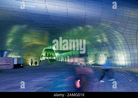 Dettaglio del Dongdaemun Design Plaza disegnato da Zaha Hadid a Seoul illuminato al tramonto Foto Stock