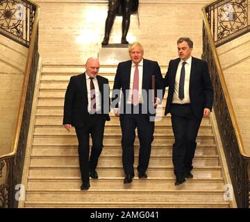 Primo Ministro Boris Johnson (centro), Presidente dell'Assemblea dell'Irlanda del Nord, Alex Maskey (a sinistra) e Segretario di Stato per l'Irlanda del Nord, Julian Smith (a destra) durante la visita a Stormont, Belfast. Foto Stock