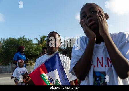 Miami, Stati Uniti. 13th Gen 2020. I bambini partecipano alla cerimonia presso Il Piccolo centro culturale di Haiti a Miami.Haiti ha segnato il 10th anniversario della sua più grande tragedia dei terremoti con una commemorazione a bassa chiave che includeva cerimonie private, un viaggio nel sangue e una rinnovata richiesta di unità da parte del suo presidente. Credit: Sopa Images Limited/Alamy Live News Foto Stock