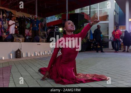 Miami, Stati Uniti. 13th Gen 2020. Una ballerina si esibisce durante la cerimonia presso il Piccolo centro culturale di Haiti a Miami.Haiti ha segnato il 10th anniversario della sua più grande tragedia di terremoti con una commemorazione a bassa chiave che includeva cerimonie private, un viaggio nel sangue e una rinnovata richiesta di unità da parte del suo presidente. Credit: Sopa Images Limited/Alamy Live News Foto Stock