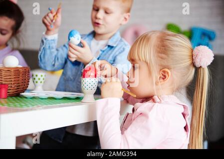Primo piano di ragazza messa a fuoco decorazione uovo di pasqua Foto Stock