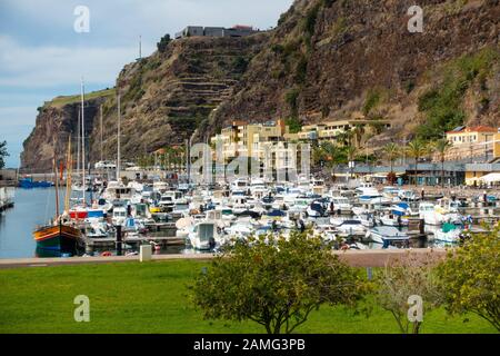 Spiaggia Calheta e Marina, Madeira, Portogallo Foto Stock
