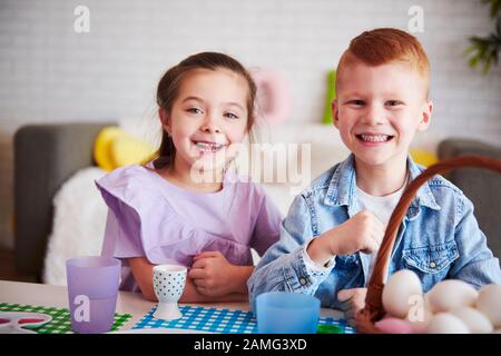 Ritratto di bambini sorridenti nel tempo di pasqua Foto Stock