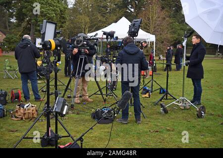 I membri dei media si riuniscono al di fuori del Centro visitatori presso la tenuta di Sandringham a Norfolk, dove la Regina Elisabetta II e i reali anziani stanno tenendo colloqui di crisi sui futuri ruoli del Duca e della Duchessa del Sussex. Foto Stock