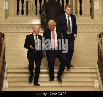 Primo Ministro Boris Johnson (centro), Presidente dell'Assemblea dell'Irlanda del Nord, Alex Maskey (a sinistra) e Segretario di Stato per l'Irlanda del Nord, Julian Smith (a destra) durante la visita a Stormont, Belfast. Foto PA. Data Immagine: Lunedì 13 Gennaio 2020. Vedi la storia di PA ULSTER Politics. Photo credit dovrebbe leggere: Liam McBurney / PA Filo Foto Stock