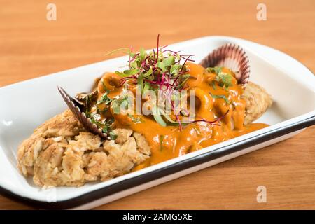 CIBO peruviano: Fagioli un riso con salsa di pesce, chiamato tacu tacu en salsa de mariscos Foto Stock