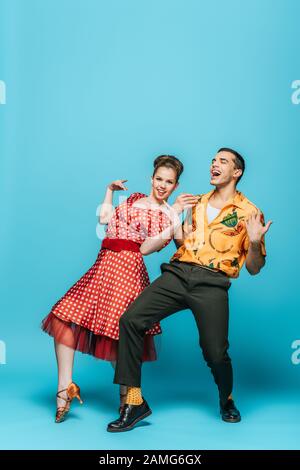 ballerini eccitati ballando boogie-woogie su sfondo blu Foto Stock