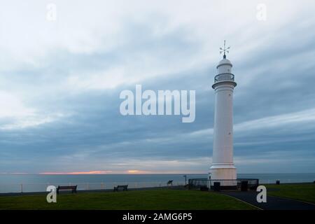 Il Faro Bianco al Cliffe Park, Seaburn, vicino a Sunderland, a Tyne e Indossare preso all'alba guardando verso il Mare del Nord e mostrando clo drammatico Foto Stock