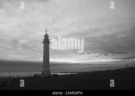 Il Faro Bianco al Cliffe Park, Seaburn, vicino a Sunderland, a Tyne e Indossare preso all'alba guardando verso il Mare del Nord e mostrando clo drammatico Foto Stock
