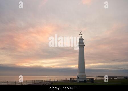 Il Faro Bianco al Cliffe Park, Seaburn, vicino a Sunderland, a Tyne e Indossare preso all'alba guardando verso il Mare del Nord e mostrando clo drammatico Foto Stock