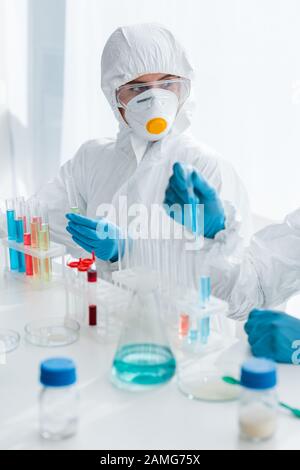 vista ritagliata degli scienziati nei guanti in lattice che eseguono test sul dna in laboratorio Foto Stock