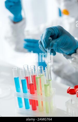 vista ritagliata degli scienziati che eseguono test sul dna in laboratorio Foto Stock