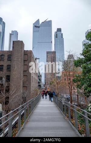 Il passaggio pedonale High Line è un'ex ferrovia New York Central Railroad sul lato ovest di Manhattan, New York City, USA. La passerella è stata aperta nel 2009. Foto Stock