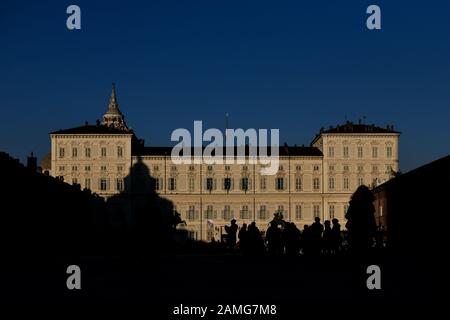 Piazza Castello a Torino, Italia con silhouette di persone Foto Stock