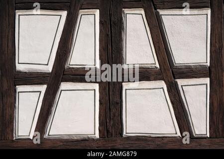 Dettaglio di un vecchio a struttura mista in legno e muratura in marrone e bianco Foto Stock