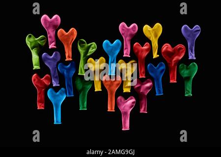 Vista dall'alto delle festive palloncini colorati isolati sul nero Foto Stock