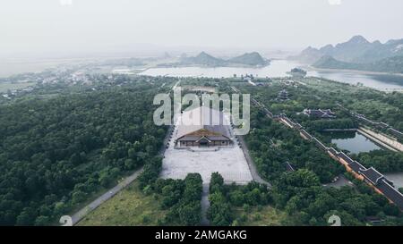 Ninh Binh, Vietnam - Maggio 2019: Veduta aerea da Bai Dinh stupa sul complesso del tempio buddista e sala conferenze Foto Stock