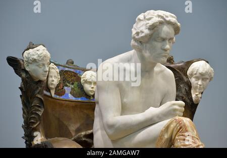 Lipsia, Germania. 17th dicembre 2019. La scultura Klinger "Beethoven" nel Museo delle Belle Arti di Lipsia è un occhio-catcher. Il 2020 segnerà sia il 250th compleanno del compositore Ludwig van Beethoven sia il 100th anniversario della morte dell'artista Max Klinger (1857-1920). Credito: Volkmar Heinz/dpa-Zentralbild/ZB/dpa/Alamy Live News Foto Stock