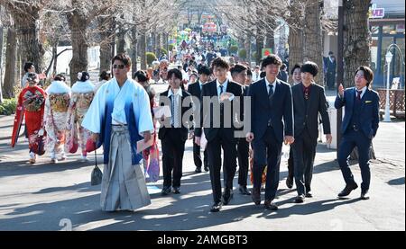 Tokyo, Giappone. 13th Gen 2020. I partecipanti di 20 anni si riuniscono per la cerimonia Del giorno Della Prossima età in un parco divertimenti "Toshimaen" a Tokyo, Giappone, lunedì 13 gennaio 2020. La trasformazione dei popoli di 20 anni è 1,22 milioni in Giappone, circa 30.000 meno dello scorso anno. Foto di Keizo Mori/UPI Credit: UPI/Alamy Live News Foto Stock