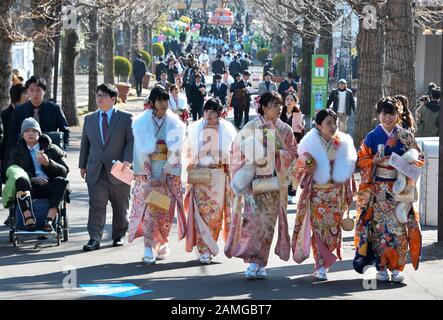 Tokyo, Giappone. 13th Gen 2020. I partecipanti di 20 anni si riuniscono per la cerimonia Del giorno Della Prossima età in un parco divertimenti "Toshimaen" a Tokyo, Giappone, lunedì 13 gennaio 2020. La trasformazione dei popoli di 20 anni è 1,22 milioni in Giappone, circa 30.000 meno dello scorso anno. Foto di Keizo Mori/UPI Credit: UPI/Alamy Live News Foto Stock