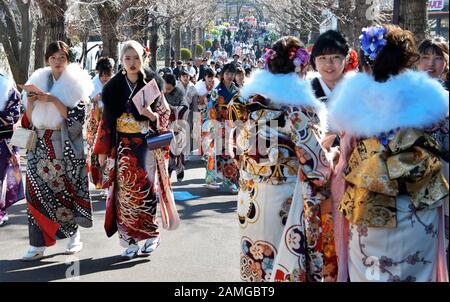 Tokyo, Giappone. 13th Gen 2020. I partecipanti di 20 anni si riuniscono per la cerimonia Del giorno Della Prossima età in un parco divertimenti "Toshimaen" a Tokyo, Giappone, lunedì 13 gennaio 2020. La trasformazione dei popoli di 20 anni è 1,22 milioni in Giappone, circa 30.000 meno dello scorso anno. Foto di Keizo Mori/UPI Credit: UPI/Alamy Live News Foto Stock