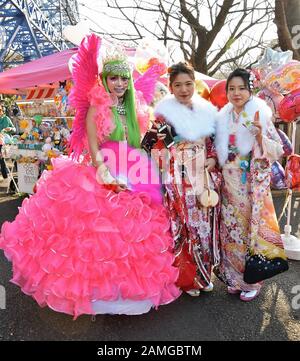 Tokyo, Giappone. 13th Gen 2020. Il partecipante di 20 anni si pone per il fotografo dopo la cerimonia Del giorno Del Futuro in un parco divertimenti "Toshimaen" a Tokyo, Giappone, lunedì 13 gennaio 2020. La trasformazione dei popoli di 20 anni è 1,22 milioni in Giappone, circa 30.000 meno dello scorso anno. Foto di Keizo Mori/UPI Credit: UPI/Alamy Live News Foto Stock