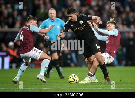 Aston Villa's Danny Drinkwater, Manchester City's Rodrigo e Aston Villa's Jack Grealish durante la partita della Premier League a Villa Park, Birmingham. Foto Stock