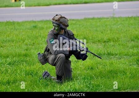 Zeltweg, Austria - Luglio 1st 2011: Soldato armato da campo esercizio sulla mostra airpower Foto Stock