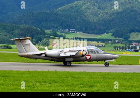 Zeltweg, Austria - Luglio 1st 2011: Saab 105 OE caccia jet della forza aerea austriaca da airshow - airpower11 - a Zeltweg, Stiria Foto Stock