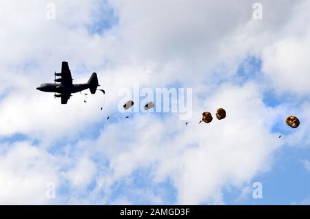 Zeltweg, Austria - Luglio 1st 2011: Paracadutisti ed erkuli C130 dell'esercito austriaco da airshow - airpower11 - a Zeltweg, Stiria Foto Stock