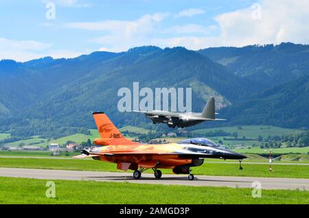 Zeltweg, Austria - 1 Luglio 2011: F16 Falcon jet da combattimento del Paesi Bassi Air Force e Hercules C130 austriache della Air Force da - airshow airpower1 Foto Stock