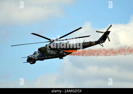 Zeltweg, Austria - Luglio 1st 2011: Esposizione con elicottero MIL MI 24 in airshow - airpower11 Foto Stock