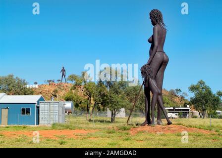 Alettone, NT, Australia - 19 Aprile 2010: Aborigenes scultura "Anmatjere donna e bambino' dallo scultore Mark Egan, situato su roadhouse di Aileron Foto Stock