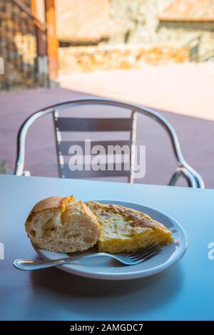 Frittata spagnola con sede di servizio in un terrazzo. Spagna. Foto Stock