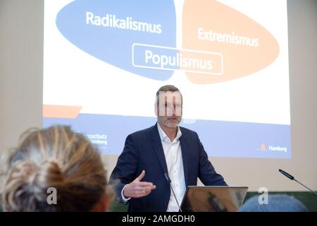 Amburgo, Germania. 13th Gen 2020. Torsten Voß, capo dell'Ufficio per la protezione della Costituzione di Amburgo, parla agli studenti in occasione di un evento presso l'Università delle Scienze Applicate (HAW). Credito: Bodo Marks/Dpa/Alamy Live News Foto Stock