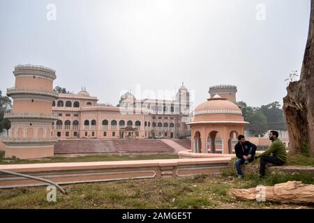 13 gennaio 2020, Patiala, India: Visitatori al Sheesh Mahal (Palazzo degli specchi) nel quartiere Patiala di Punjab, India..Sheesh Mahal è una delle strutture più affascinanti e magnifiche a Patiala. Spesso indicato come il palazzo degli specchi, Sheesh Mahal a Patiala è un luogo notevole e una bella rappresentazione di Mughal e stile europeo di architettura. (Credit Image: © Saqib Majeed/SOPA Images via ZUMA Wire) Foto Stock