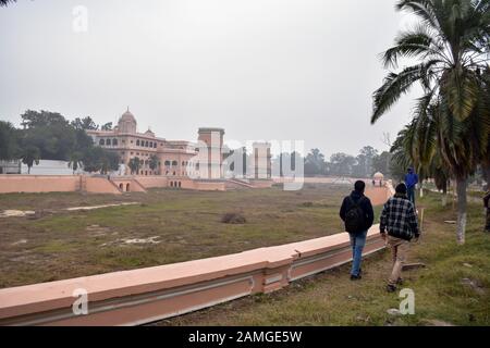 13 gennaio 2020, Patiala, India: I visitatori camminano intorno al Sheesh Mahal (Palazzo degli specchi) nel distretto di Patiala di Punjab, India..Sheesh Mahal è una delle strutture più affascinanti e magnifiche a Patiala. Spesso indicato come il palazzo degli specchi, Sheesh Mahal a Patiala è un luogo notevole e una bella rappresentazione di Mughal e stile europeo di architettura. (Credit Image: © Saqib Majeed/SOPA Images via ZUMA Wire) Foto Stock