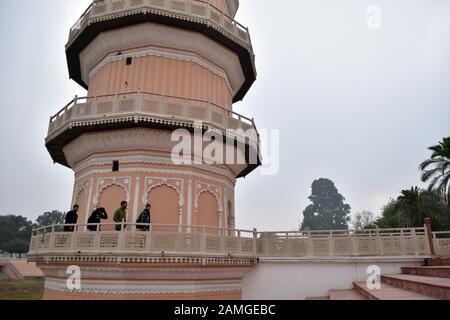 Patiala, India. 13th Gen 2020. I visitatori camminano intorno al Sheesh Mahal (Palazzo degli specchi) nel quartiere Patiala di Punjab, India.Sheesh Mahal è una delle strutture più affascinanti e magnifiche a Patiala. Spesso indicato come il palazzo degli specchi, Sheesh Mahal a Patiala è un luogo notevole e una bella rappresentazione di Mughal e stile europeo di architettura. Credit: Saqib Majeed/Sopa Images/Zuma Wire/Alamy Live News Foto Stock