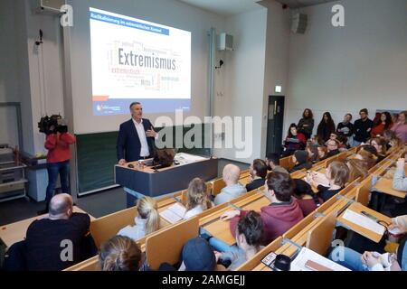 Amburgo, Germania. 13th Gen 2020. Torsten Voß, capo dell'Ufficio per la protezione della Costituzione di Amburgo, parla agli studenti in occasione di un evento presso l'Università delle Scienze Applicate (HAW). Credito: Bodo Marks/Dpa/Alamy Live News Foto Stock