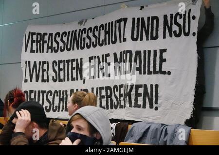 Amburgo, Germania. 13th Gen 2020. Gli attivisti tengono un banner in un evento con il capo dell'Ufficio per la protezione della Costituzione di Amburgo presso l'Università delle Scienze Applicate (HAW) con l'iscrizione: "Verfassungsschutz und NSU: Zwei Seiten, eine Medaille" (protezione della Costituzione e NSU: Due lati, una medaglia) credito: Bodo Marks/Dpa/Alamy Live News Foto Stock