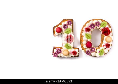 Numero dieci torta decorata con fiori e macarons isolato su sfondo bianco.Copia spazio Foto Stock