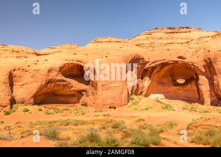 Grande roccia Hogan con arco nella Monument Valley Foto Stock